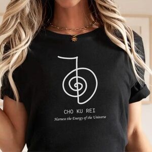 Reiki Symbol - Cho Ku Rei
Black Graphic T-shirt 
Size L
NWOT
🙏🫴🤲👐🫸🩷💜💙💚💛🧡❤️🫷👐🤲🫴🙏